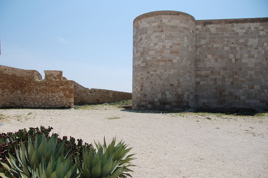 Sicily, Ortigia cactus castle.jpg