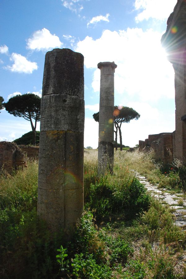 Roma, Ostia Antica columns.jpg