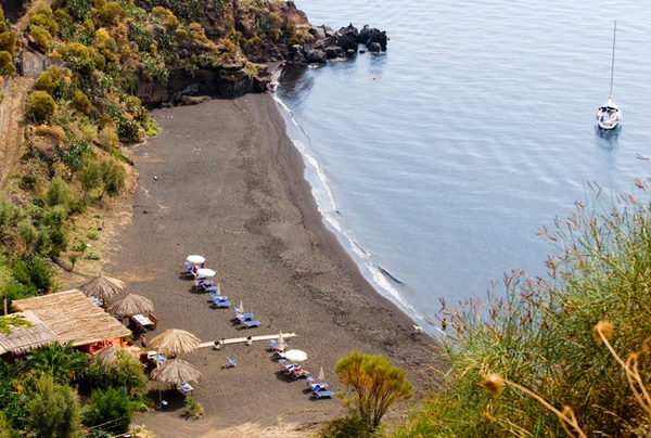 Therasia Asino beach.jpg