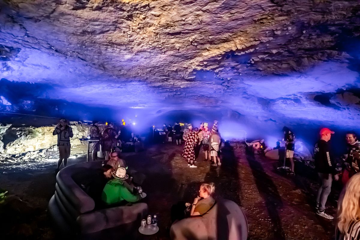 Caverns Lounge 6042.jpg