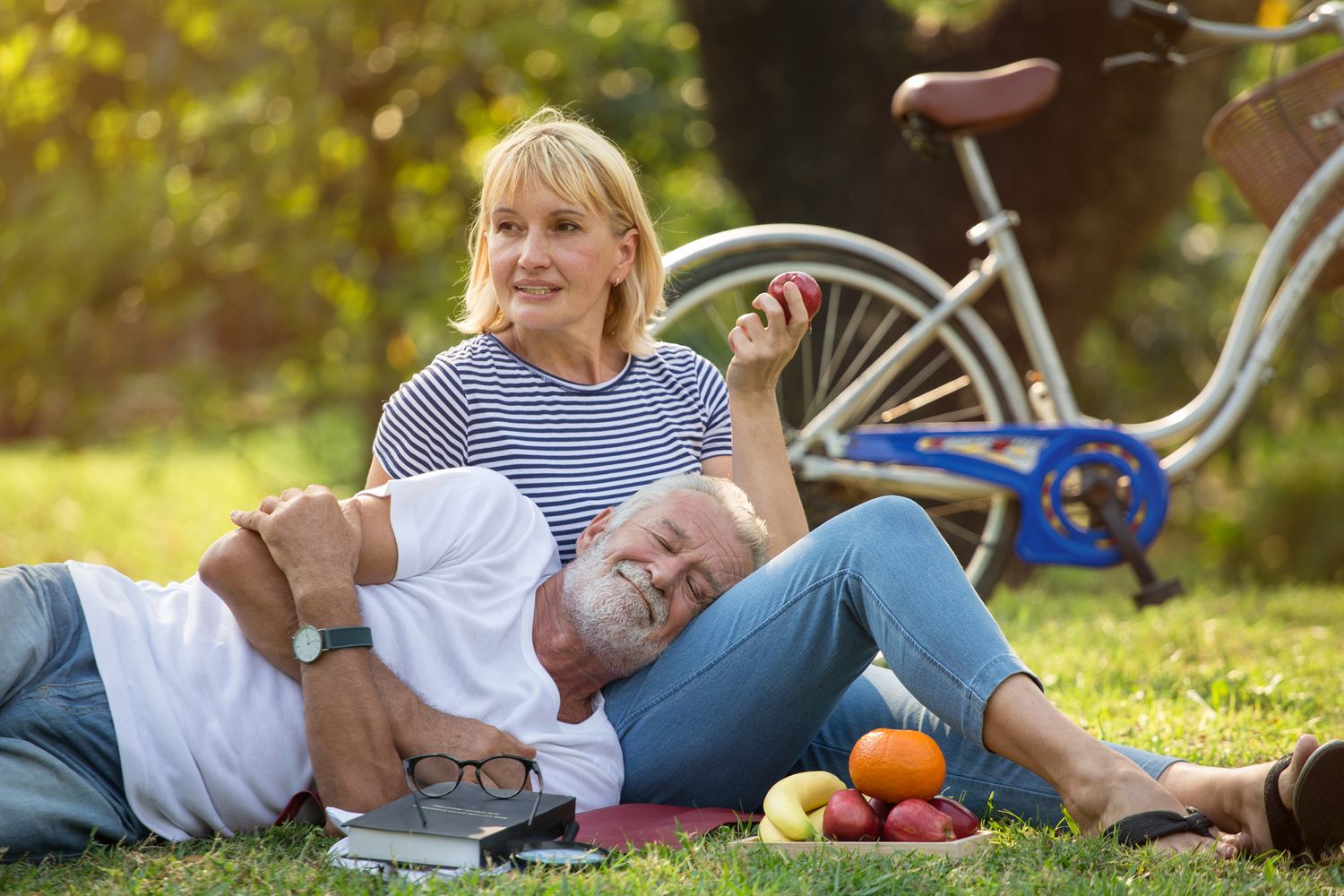 elderly couple enjoys a picnic