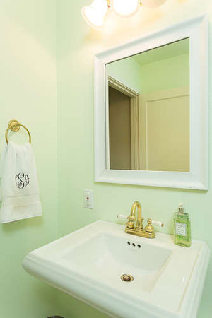 2112 Indian Trail-small-017-guest bath-334x500-72dpi.jpg