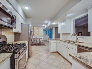 013_Kitchen .jpg