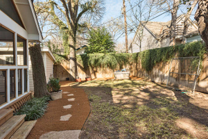 2112 Indian Trail-small-020-yard-666x445-72dpi.jpg