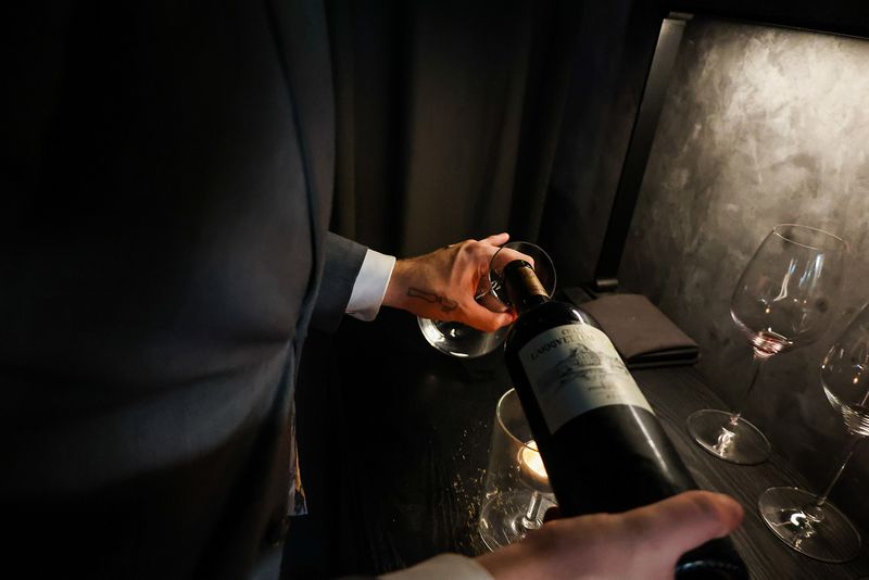 Wine-Decanting-2-@Chris-Praetzel-(1-WEB.jpg