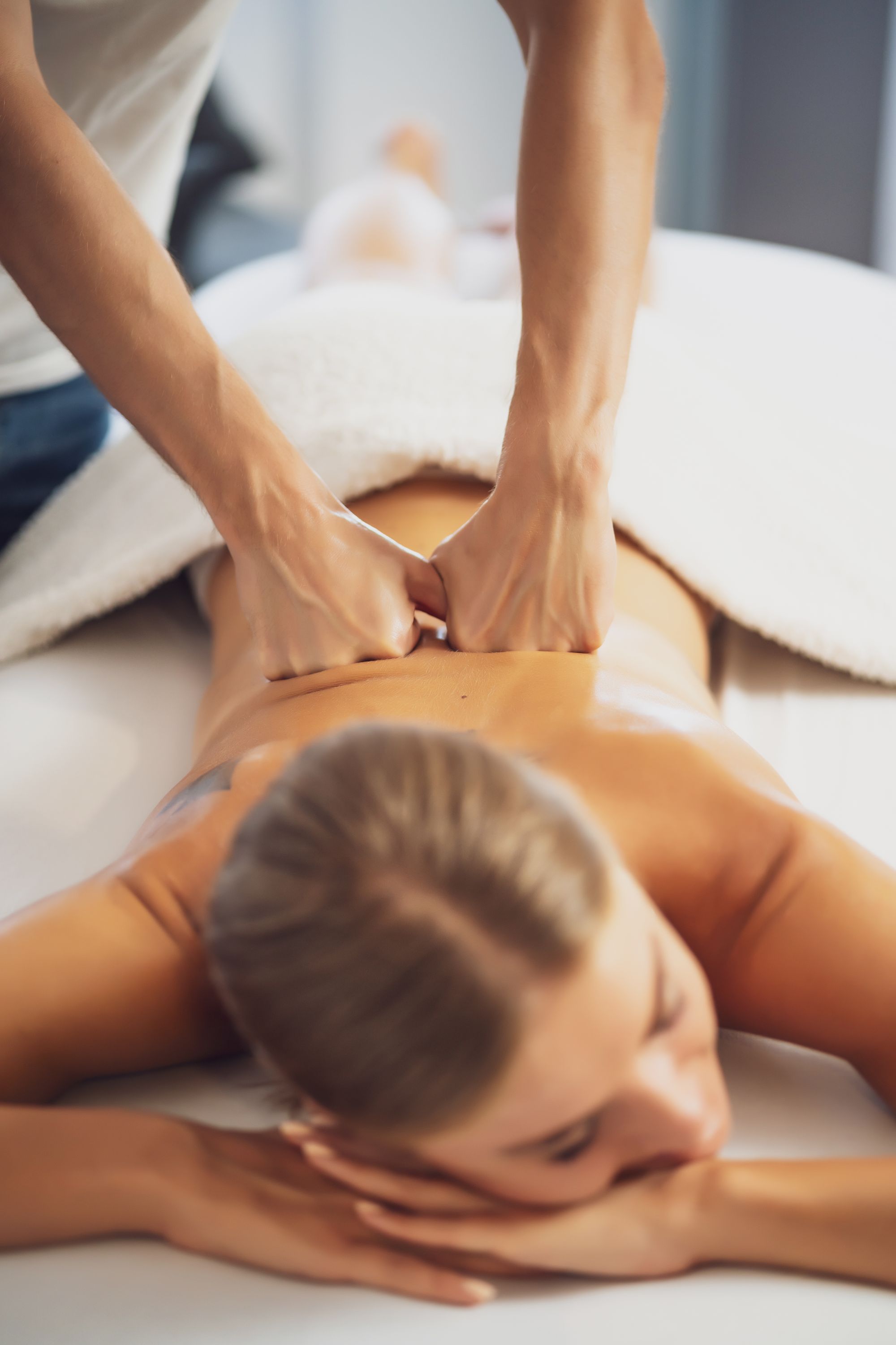 therapeutic-massage-U5USC65.jpg