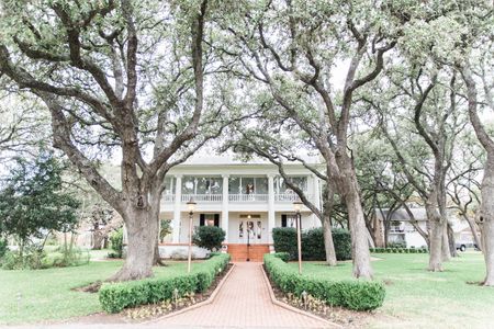 The Winfield Inn is an outdoor destination wedding venue. The Winfield Inn