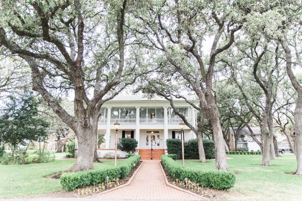 The Winfield Inn is an outdoor destination wedding venue. Rustic Wedding Estate in Texas Hill Country