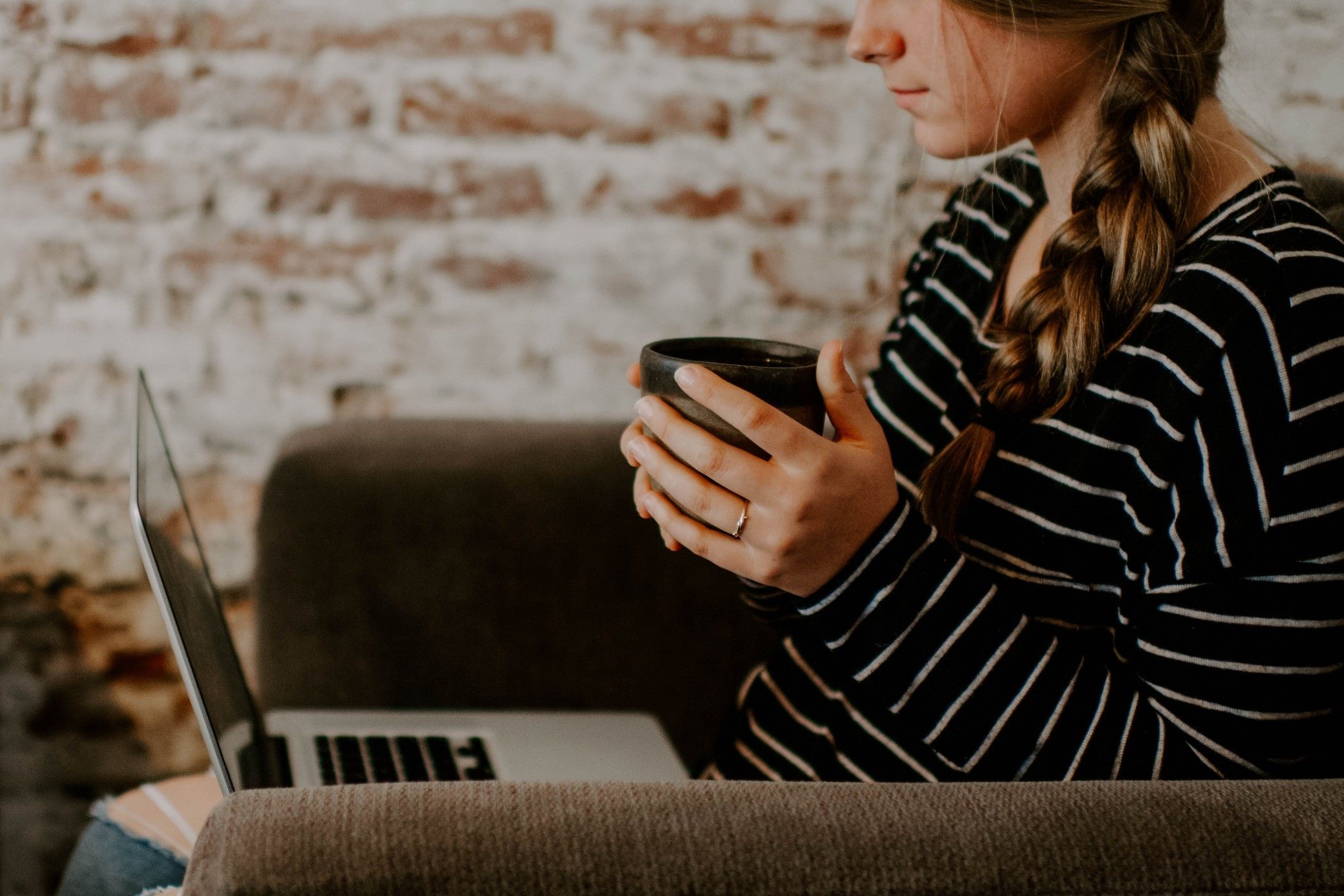 a-woman-working-on-her-computer-at-a-coffee-shop_t20_YwYX1X.jpg