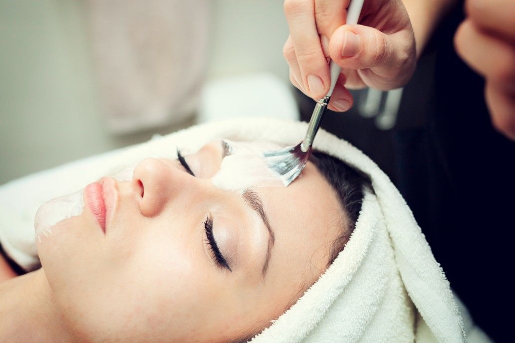 facial-mask-at-spa_t20_YwgxdO.jpg
