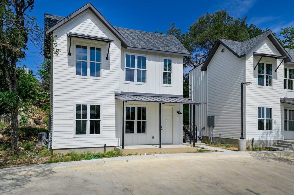 001-381734-305 W Third St 2 01_10276134.jpg