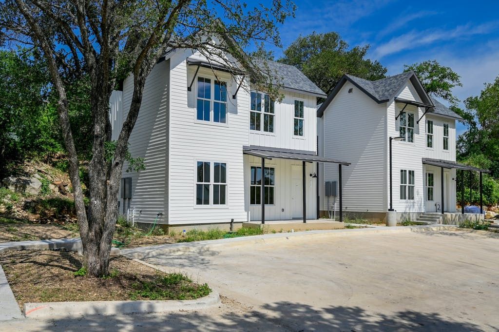 005-381734-305 W Third St 2 05_10276150.jpg