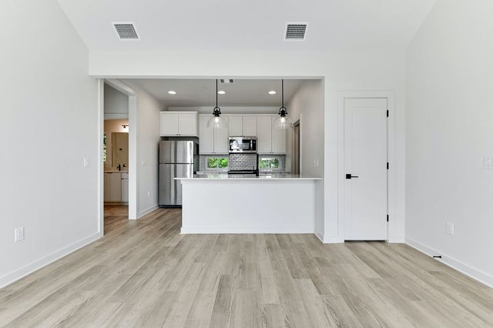 009-381734-305 W Third St 2 09_10276163.jpg