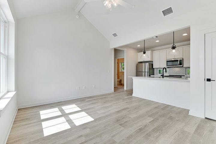 011-381734-305 W Third St 2 11_10276171.jpg