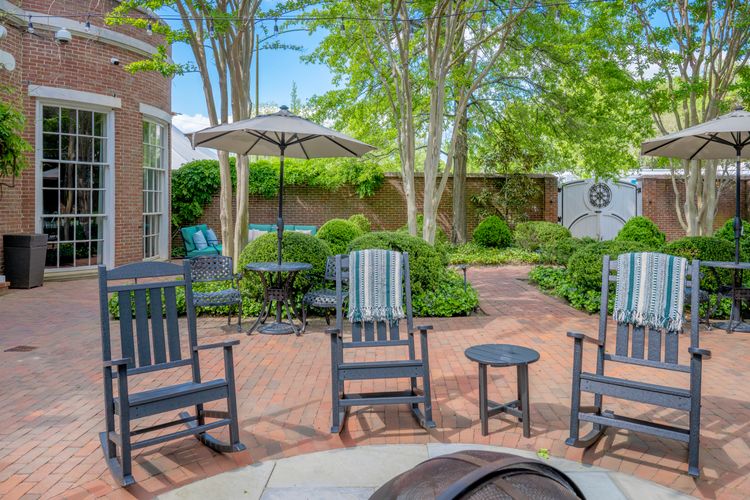tidewater inn-courtyard_008.jpg