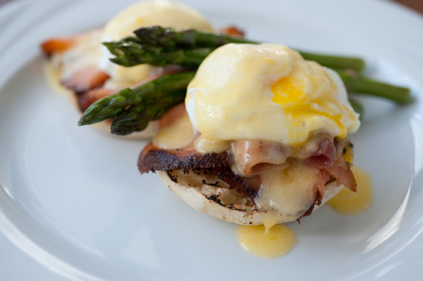 Bed & Breakfast package at the Tidewater Inn featuring overnight accommodations in downtown Easton and breakfast in Hunters' Tavern Featured Packages - Tidewater Inn - Bed & Breakfast