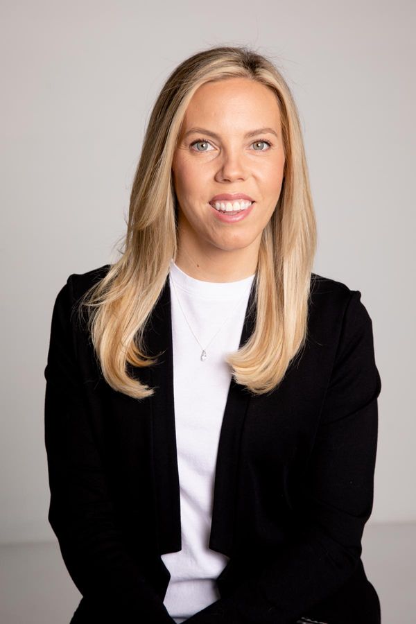 BOK BACKGROUND White No Backlight_Studio Lighting.jpg