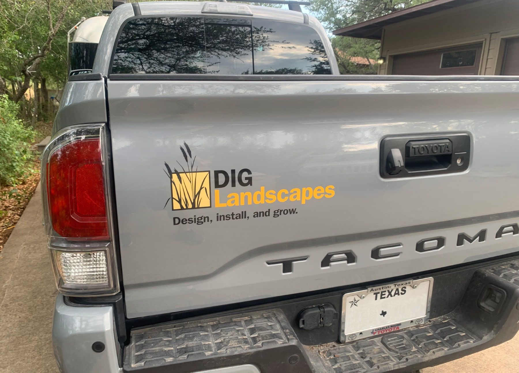 DIG.truck.1-min.jpg