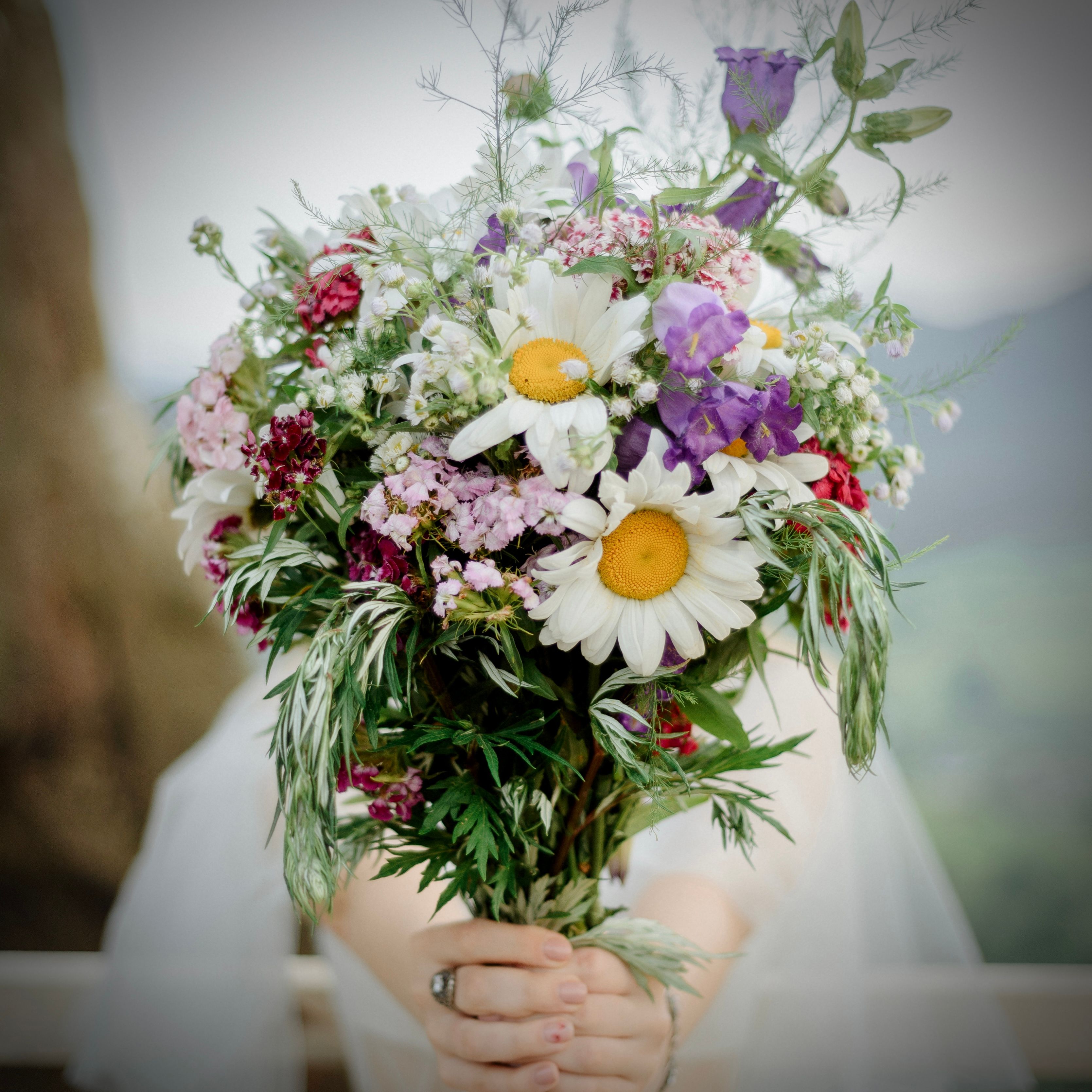 bridal-bouquet-using-wild-flowers-94ETXEJ 2.jpg