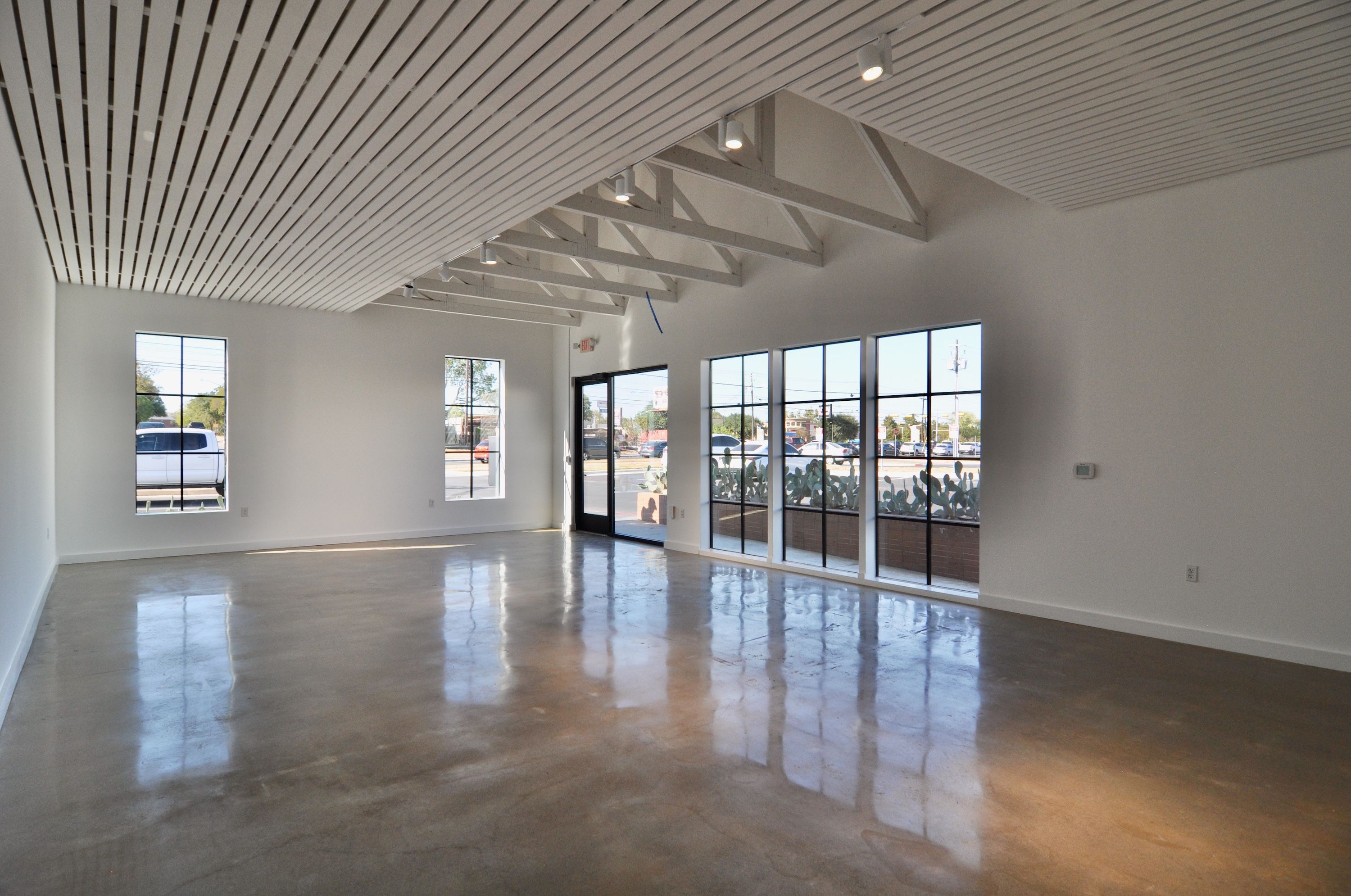 5609 S Congress DSC_0389 3000x1990px.jpeg