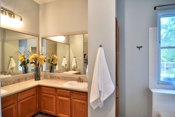 14900 Yellowleaf Bath DSC_0409.jpeg