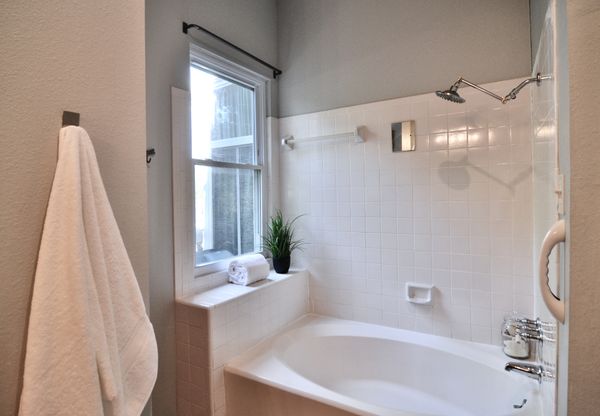 14900 Yellowleaf Bath DSC_0407.jpeg