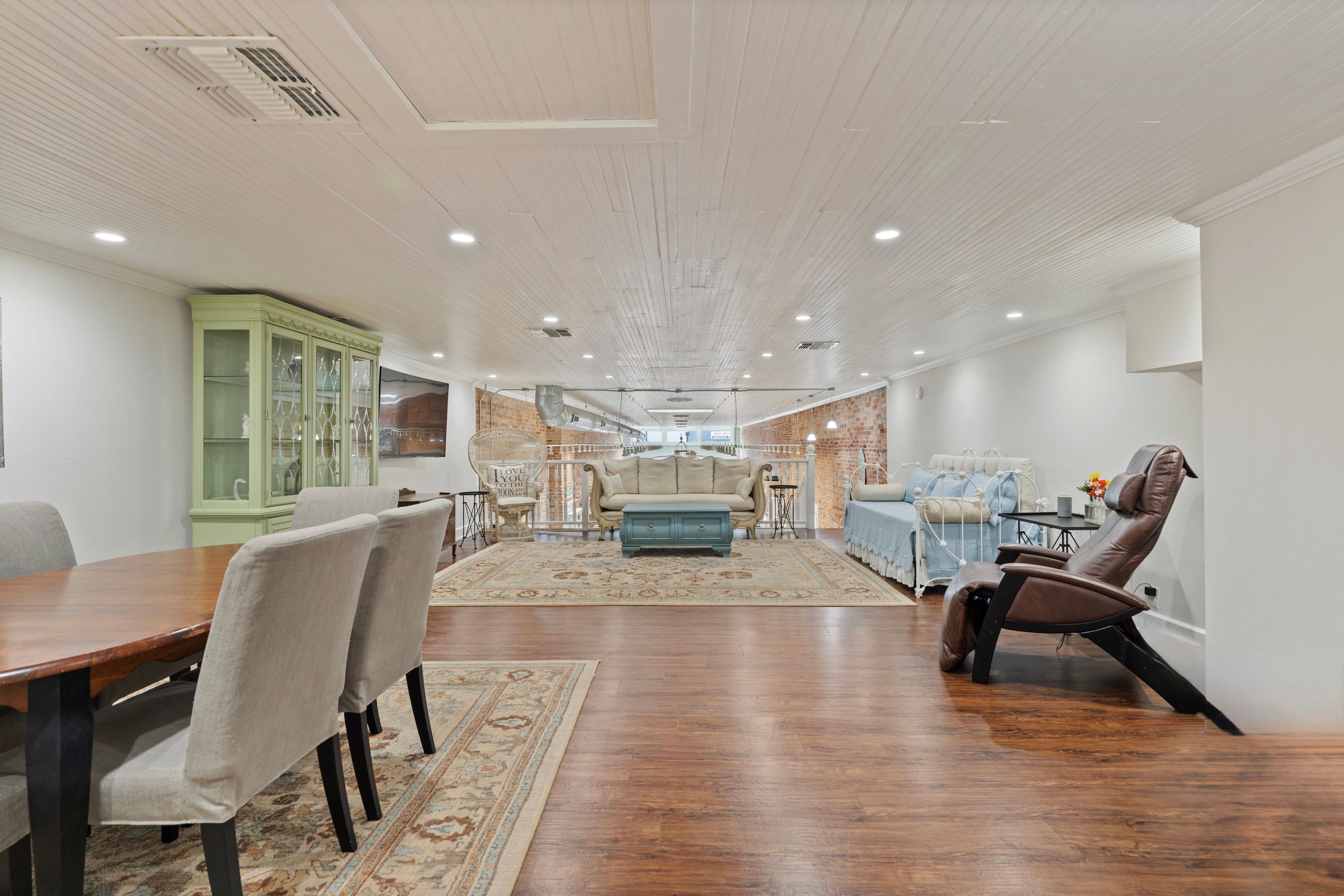 46-print-925-main-st (edit) 3000x2000px.jpg