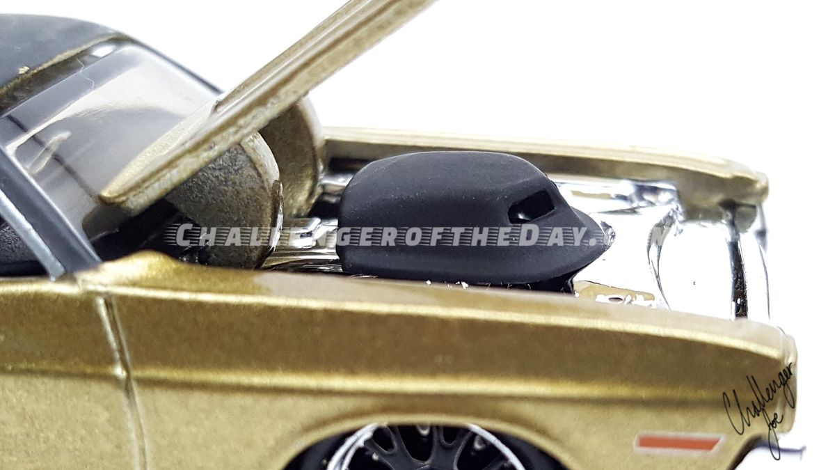 Maisto Design 1970 Dodge Challenger RT  with Shaker in Gold - Hood Up View 2 Maisto 1970 Challenger RT HU2