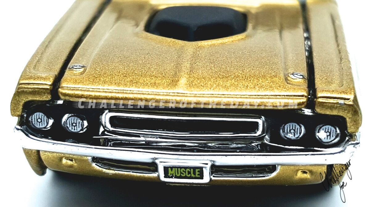 Maisto Design 1970 Dodge Challenger RT  with Shaker in Gold - Front View Close Up Maisto 1970 Challenger RT FVCU
