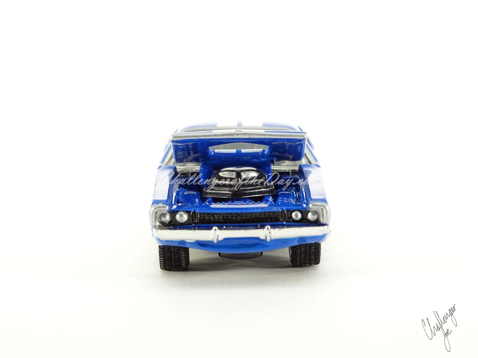 Hot Wheels '71 Dodge Challenger 440 Six-Pack With Shaker in Blue (3).JPG
