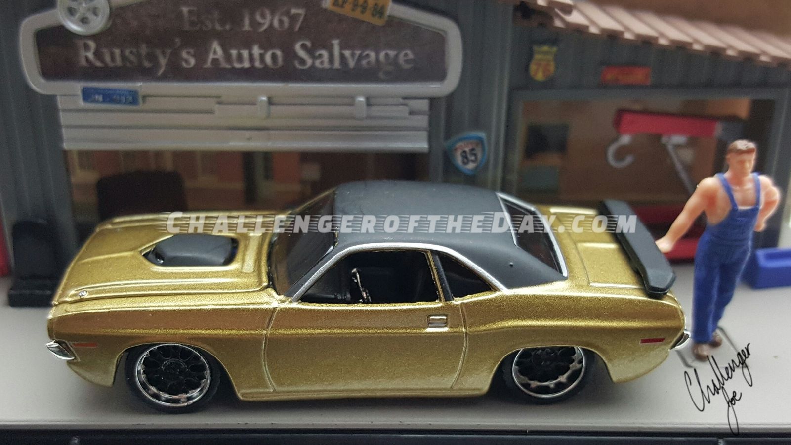 Maisto 1970 Challenger Gold