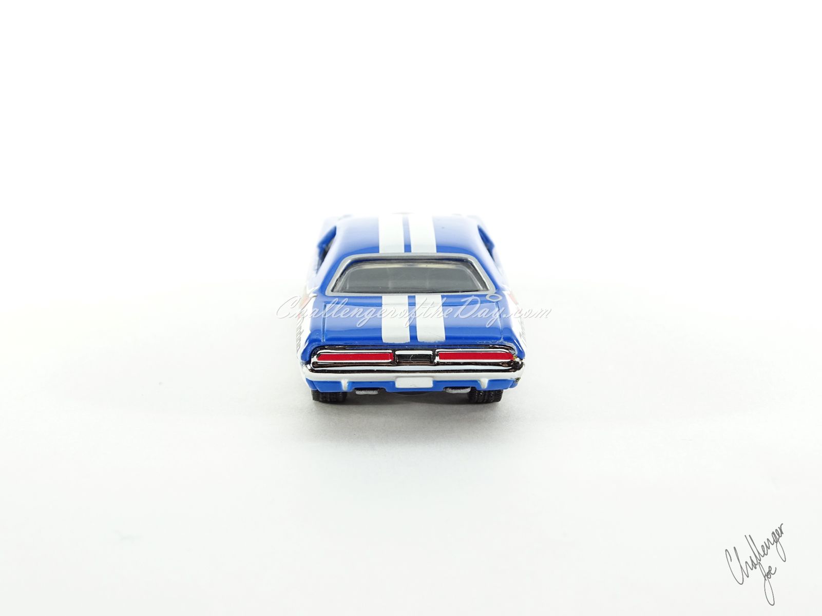 Hot Wheels '71 Dodge Challenger 440 Six-Pack With Shaker in Blue (7).JPG