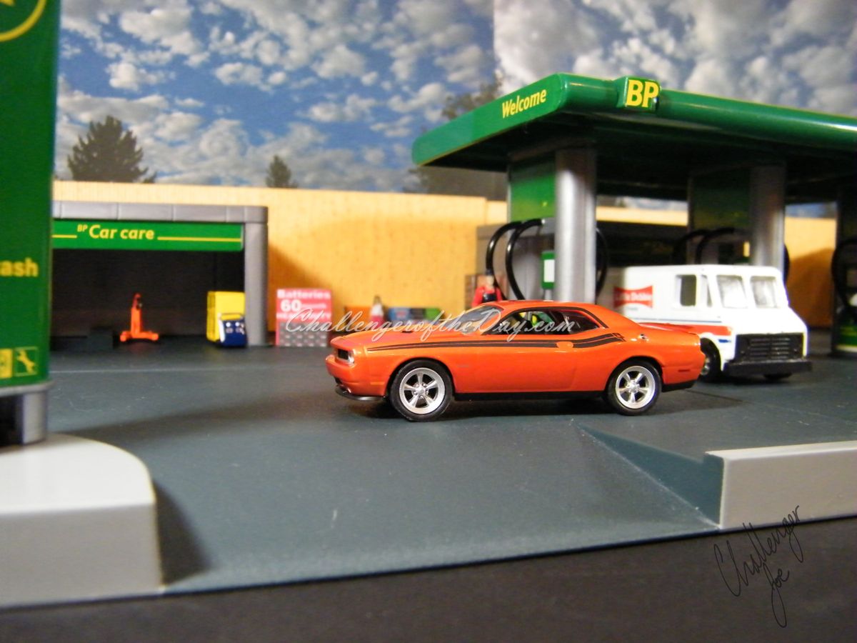 Greenlight 2011 Dodge Challenger RT Classic Orange 2011-2012 Trade Show Car (8).JPG