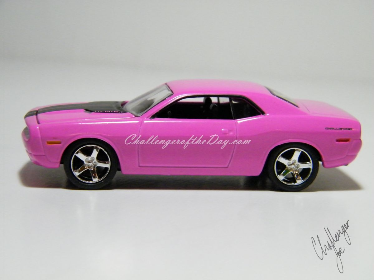 Greenlight 2006 Challenger Concept Car in Pink (1).JPG