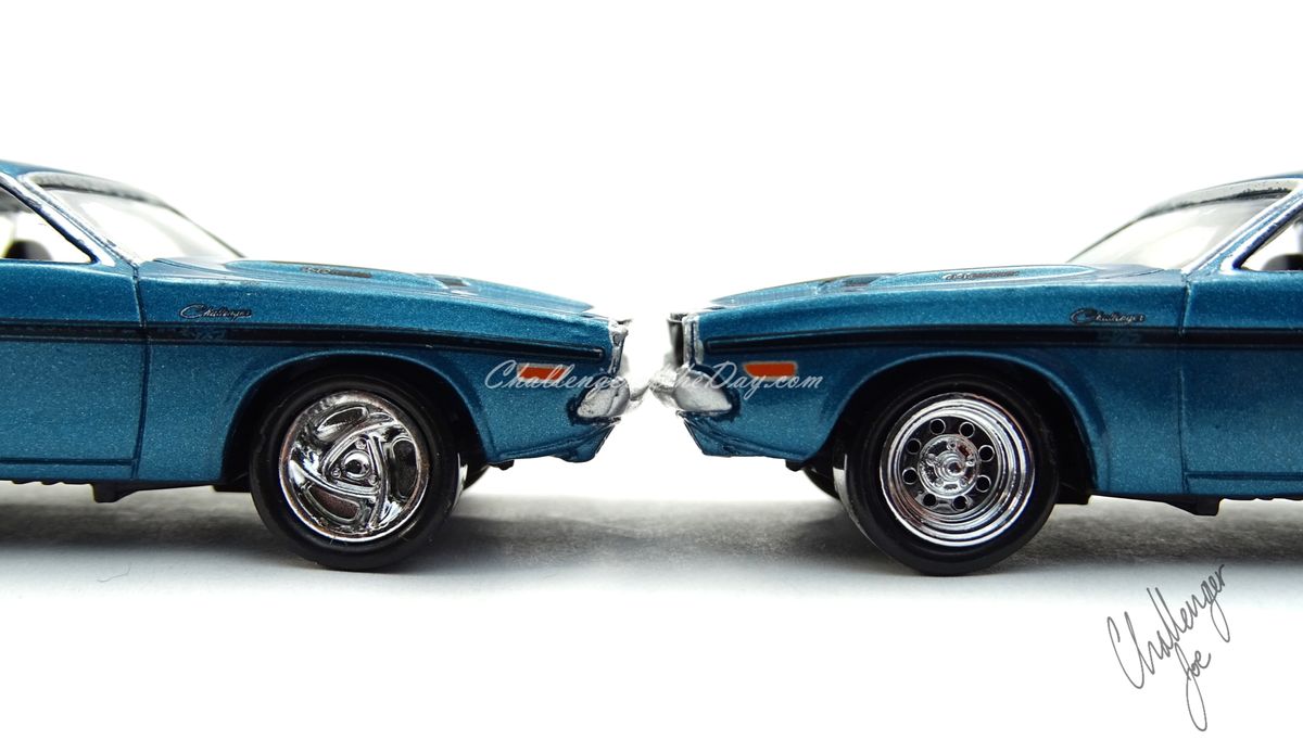 Johnny Lightning 1970 Dodge Challenger RT 440 Magnum in Blue (4).JPG