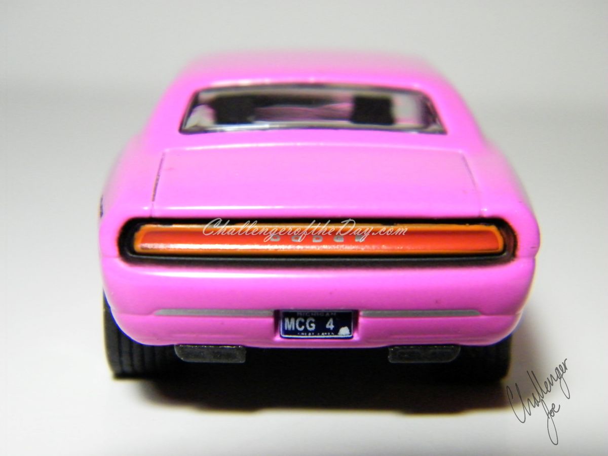 Greenlight 2006 Challenger Concept Car in Pink (3).JPG