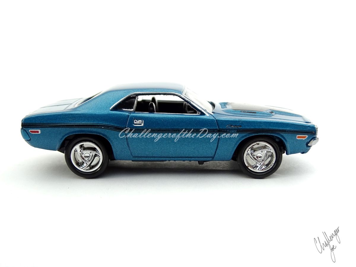 Johnny Lightning 1970 Dodge Challenger RT 440 Magnum in Blue (5).JPG
