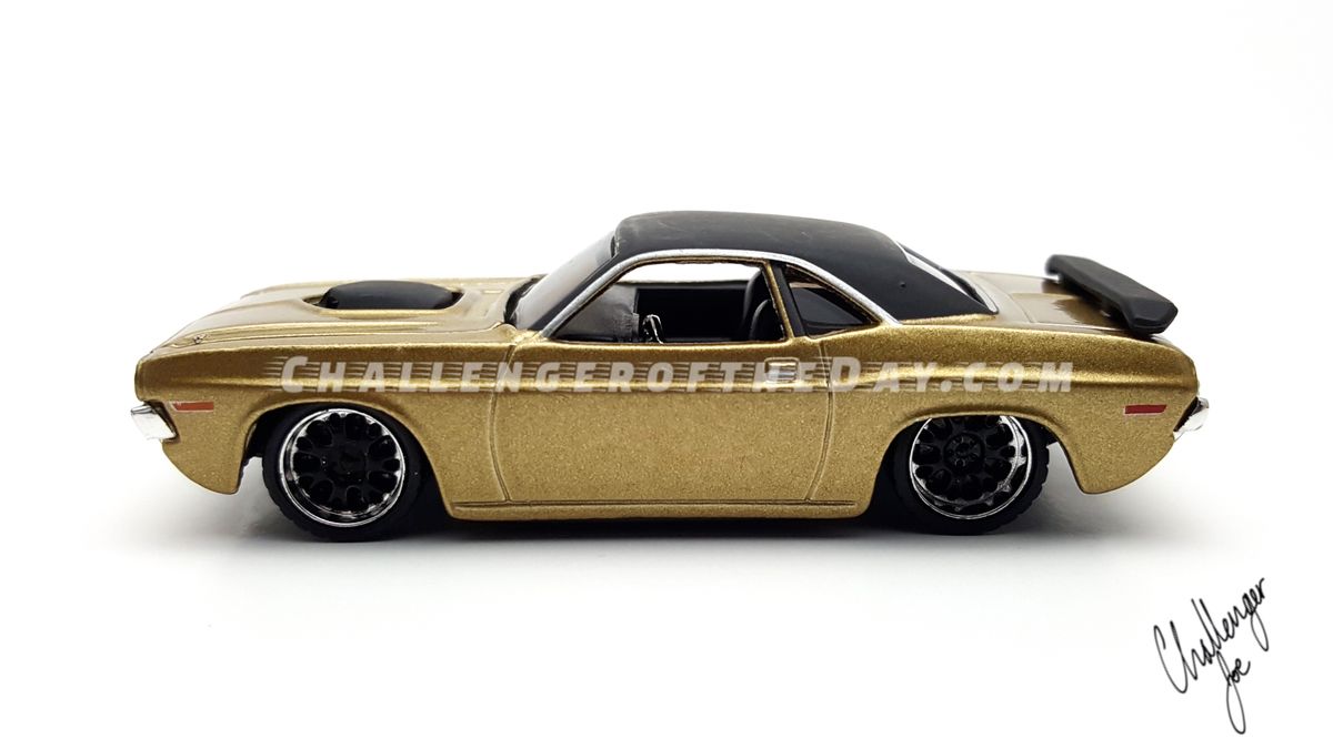 Maisto Design 1970 Dodge Challenger RT  with Shaker in Gold - Driver Side Main View Maisto 1970 Challenger RT DS