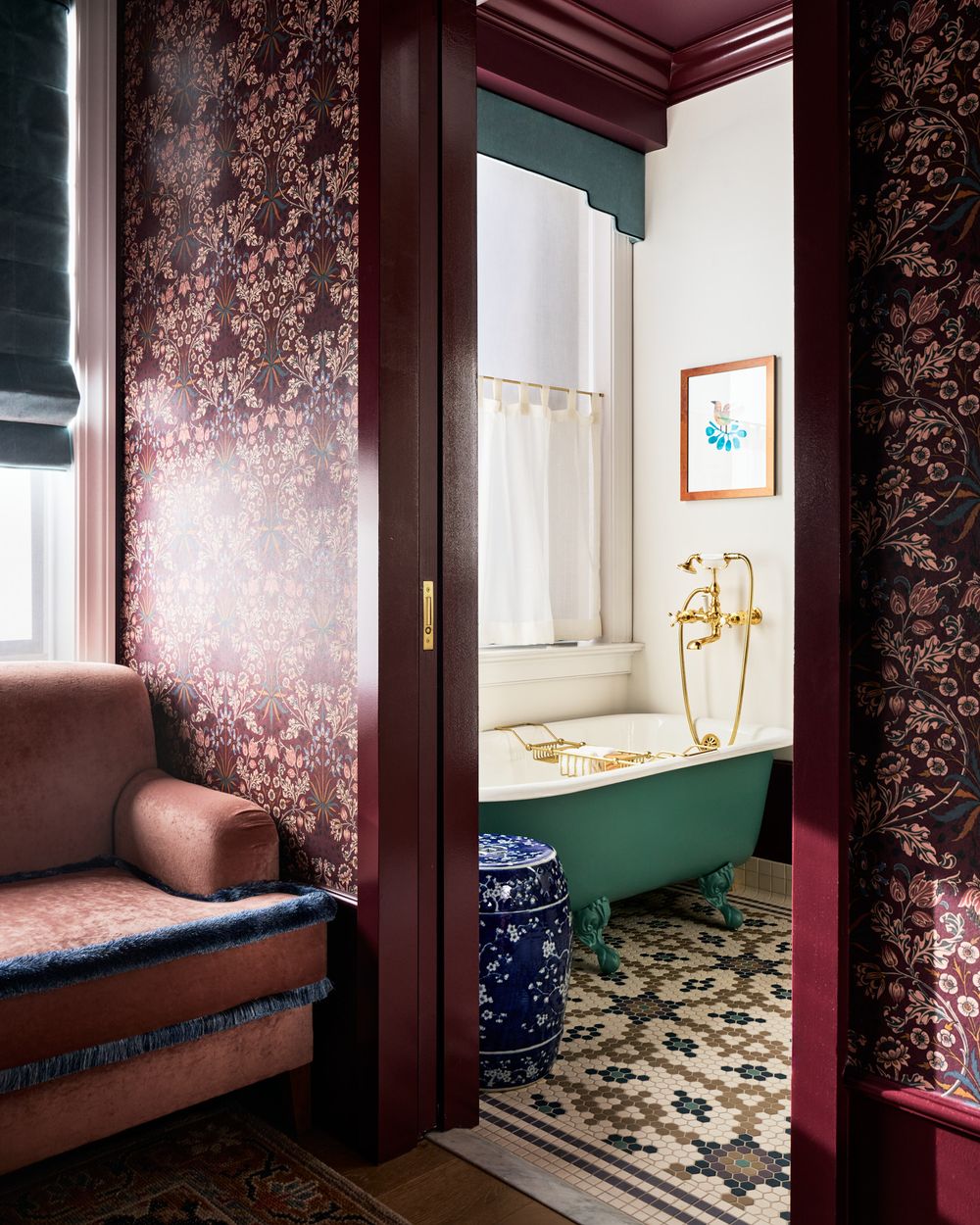 Fidelity Hotel Double Queen Room Tub and Seating Area