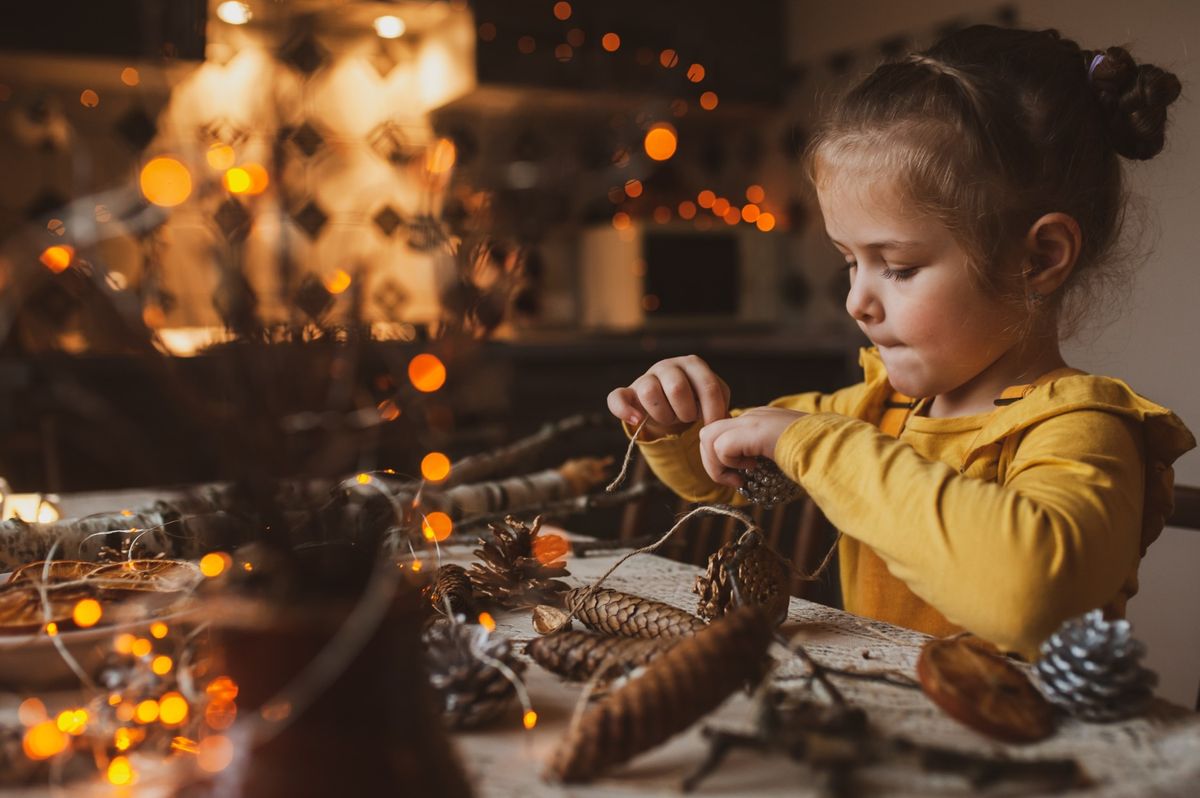 christmas-child-girl-hands-decorates-crafting-craft-natural-materials-table-setting-oranges-cones_t20_vL6Ldw.jpg
