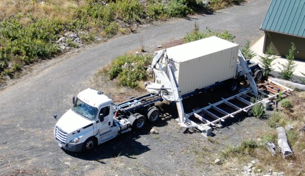 sideloader placing container onto platform