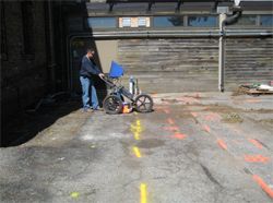 John Kessinger from GPRS, Inc. verifies the gas line location (yellow painted line)
with the ground penetrating radar. The line was detected only 20 inches deep. toledo-zoo-pic1.jpg