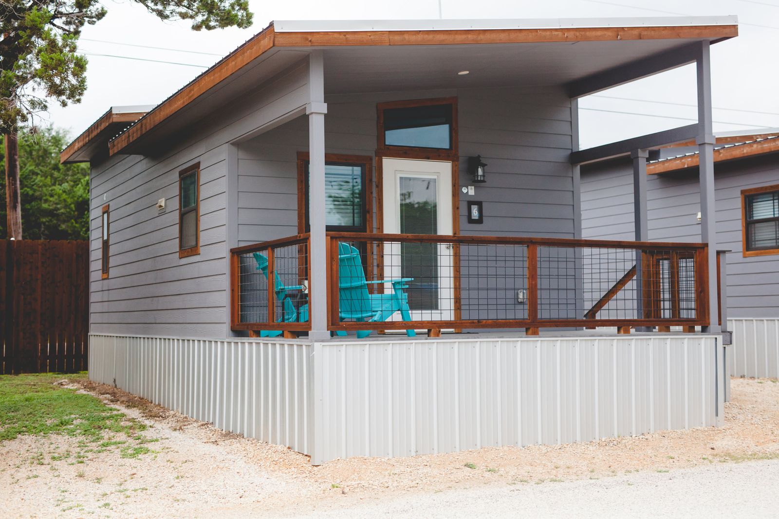 Sleeps 2 - 6 Tiny House #6 - Shiner