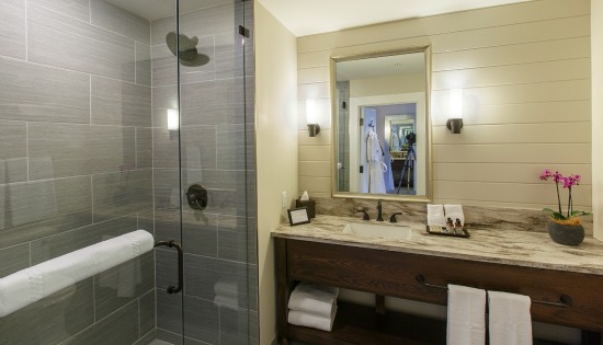 KING BATHROOM_CROPPED_550x315.jpg