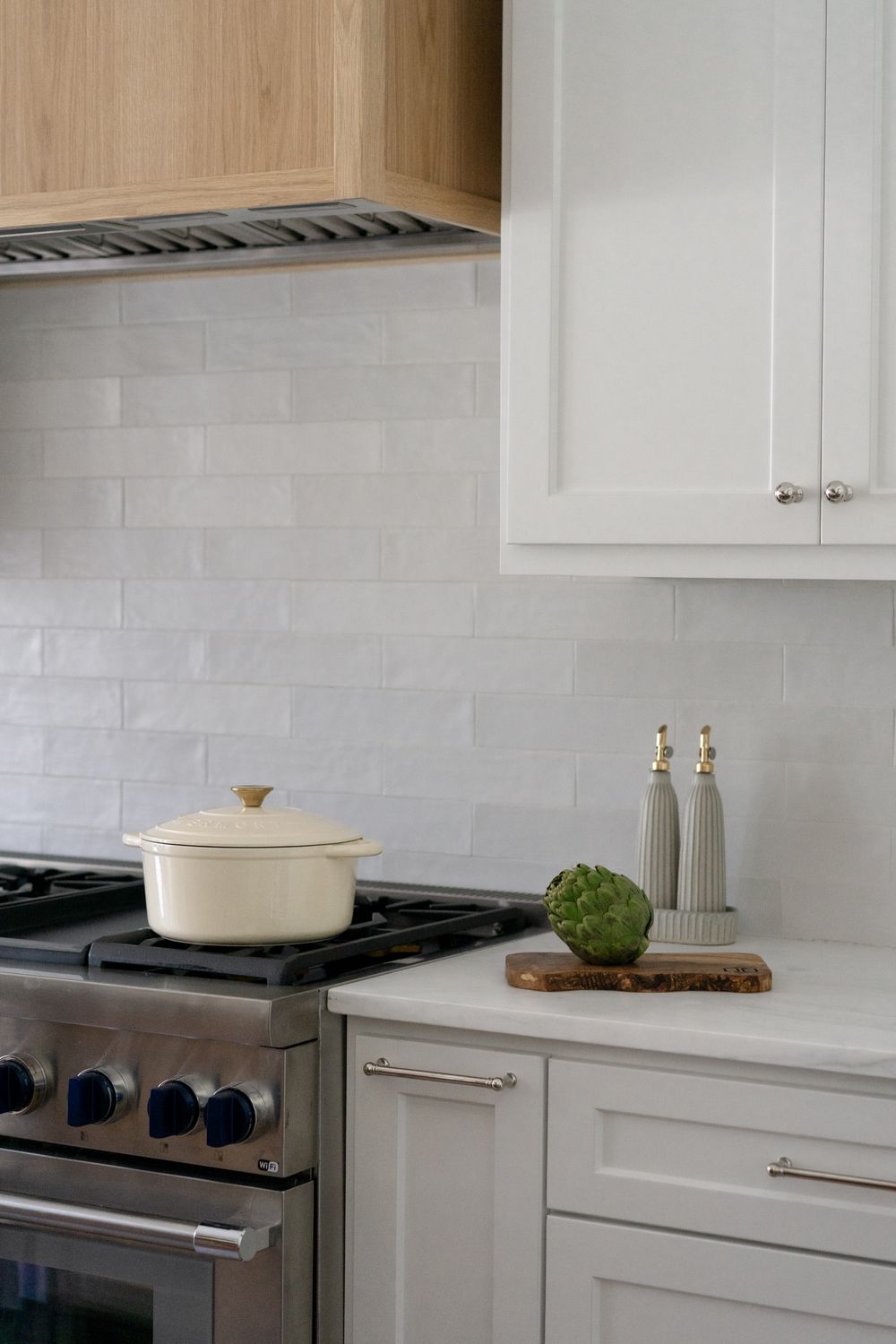 BVS-JCD-BRUSHY-CREEK-TR-KITCHEN-DETAIL-RANGE-ANGLE-VERTICAL-4x5-05-27-2025.jpg
