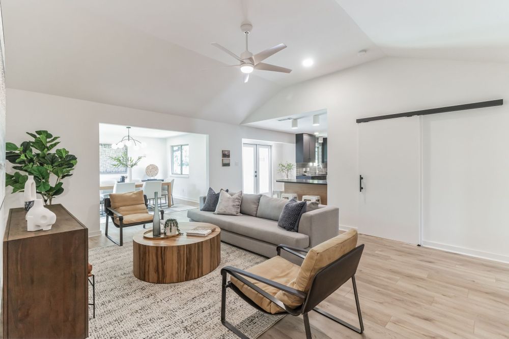 2607_McGregor_Dr_Austin_TX_78745_USA-Living_room-IMG_6642.jpg