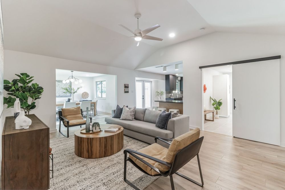 2607_McGregor_Dr_Austin_TX_78745_USA-Living_room-IMG_6645.jpg
