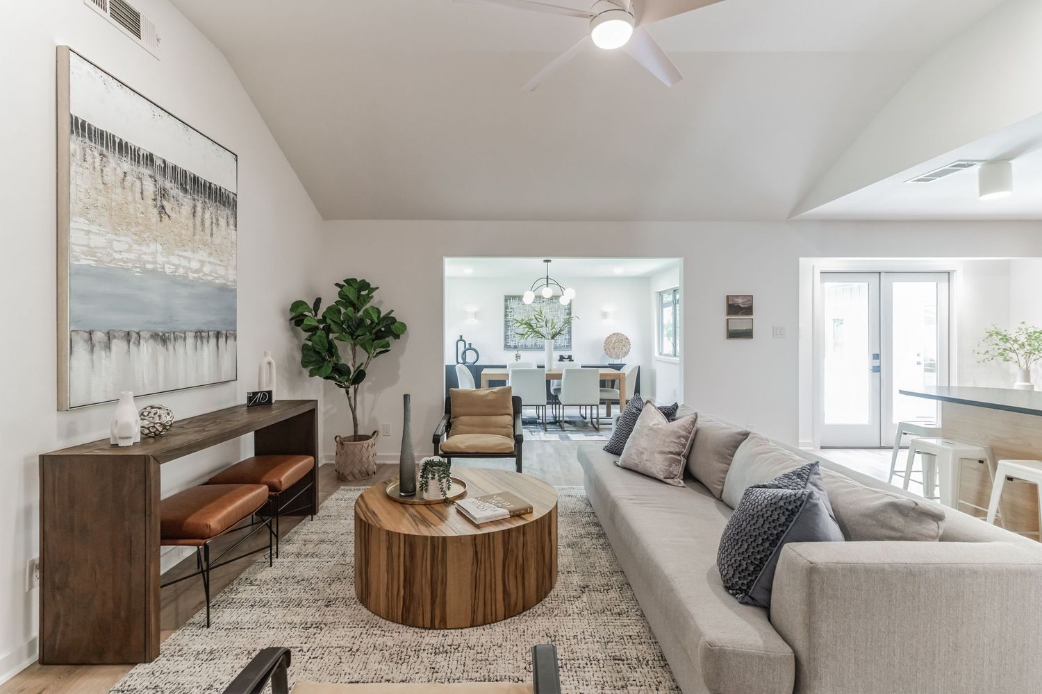 2607_McGregor_Dr_Austin_TX_78745_USA-Living_room-IMG_6648.jpg