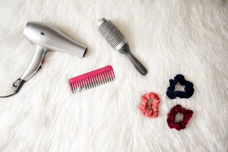 blow-dryer-brush-cosmetic-973402.jpg
