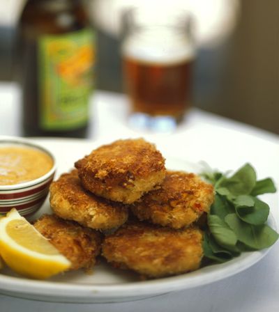 crab-cakes-beer.jpg